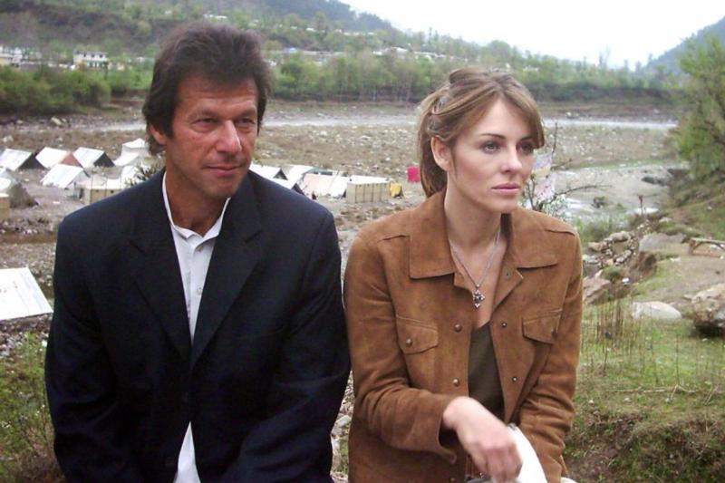 İmran Han, Liz Hurley ile birlikte Pakistan'daki 2006 depreminden sonra Balakot bölgesinde_.jpg