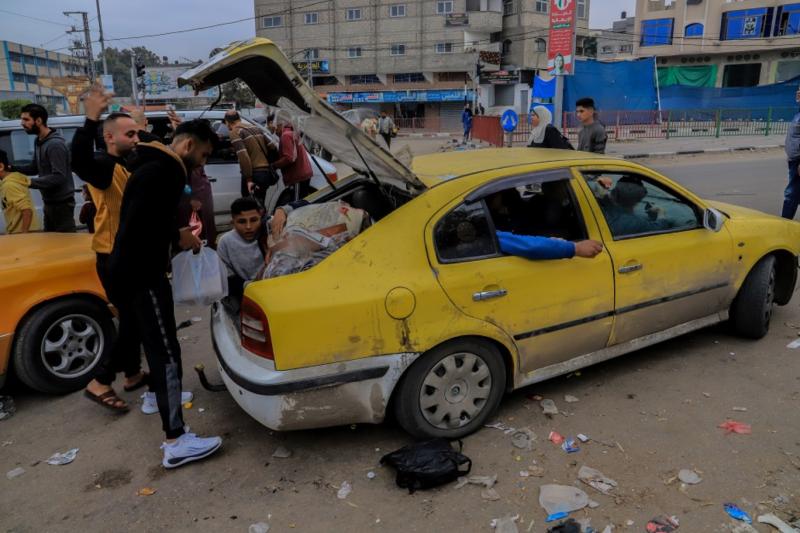 Taksi şoförleri, yerinden edilmiş kişilerin kuzey Gazze'den taşınmasına yardımcı olmak amacıyla arabalarına güç sağlamak için bitkisel yağa başvuruyor.jpg