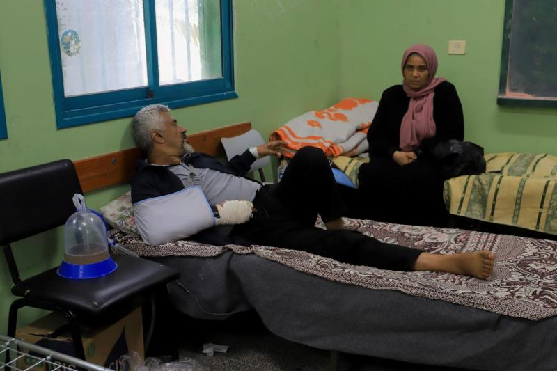 Gazze'nin kuzeyinden kaçanlardan biri, güvenli bölgelere vardığında tedavi altına alındı.jpg