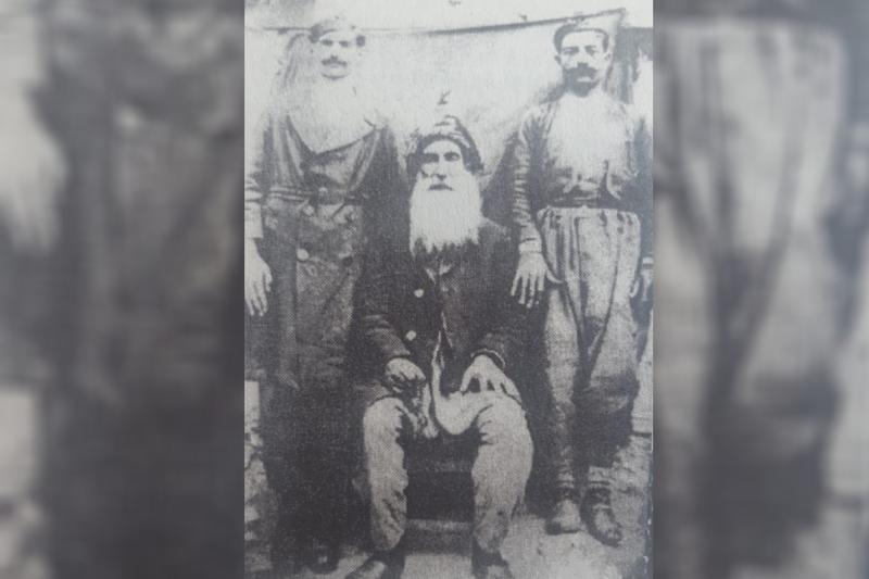 (Ortadaki) Seyit Rıza, (sağdaki) kardeşinin oğlu Teslim, (soldaki) Misi Sur'un torunu Efendi.jpg