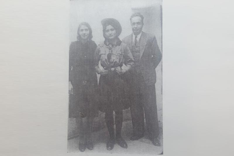 Hasan Hayri Bey'in oğlu Naci Bey, eşi, ve kızı, Yıl 1942.jpg