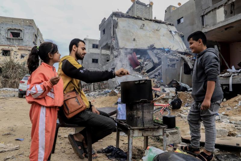 Yerinden edilenler Gazze Şeridi'ndeki insani ateşkesten yararlanarak evlerine döndüler -.jpg