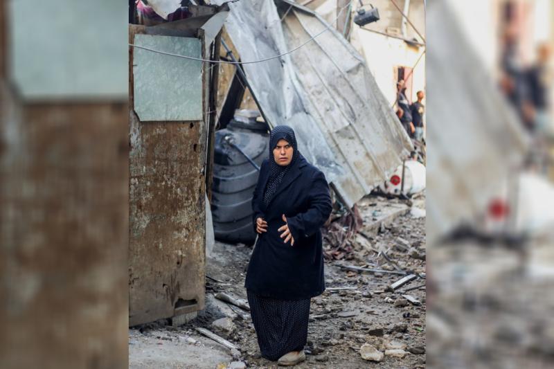 Bombardıman sonrası Han Yunus'ta çadırda kalan bir Gazzeli kadın. -R.jpg