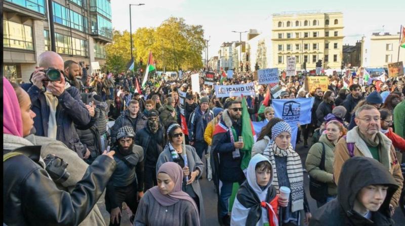 İsrail'in Gazze'deki soykırımına karşı Londra'da düzenlenen 800 bin  kişilik gösteriden bir kesit, 11 Kasım 2023_.jpg