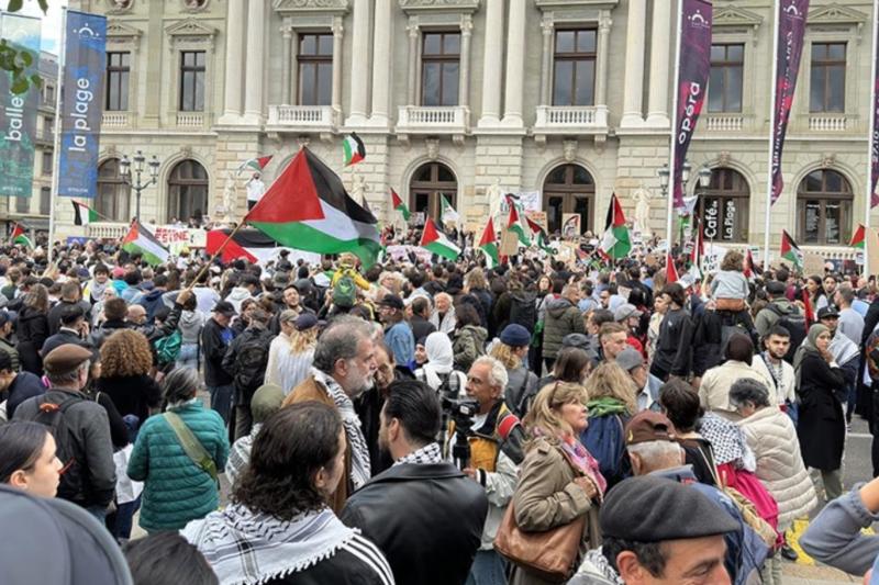 İsviçre'nin Bern ve Cenevre kentlerinde Filistinlileri destekleyen göstericiler.Fotoğraf-Ameti Amet, AA.jpg