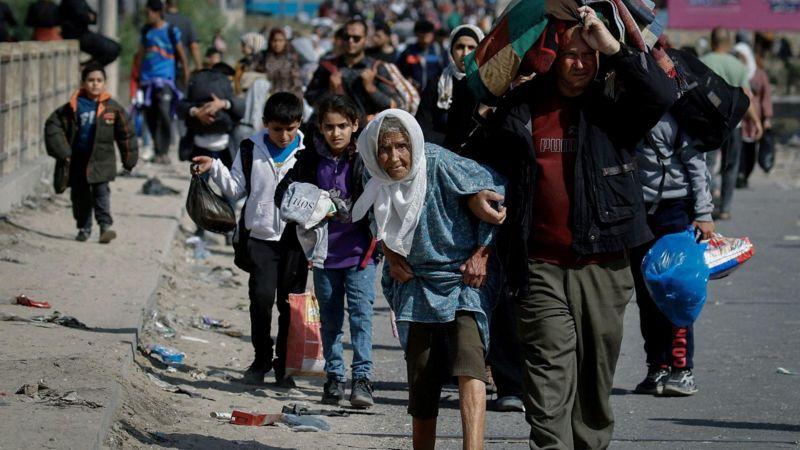 Birleşmiş Milletler, Gazze Şeridi'nin kuzeyinden güneye doğru göç eden 1,7 milyon kişinin evsiz kaldığını tahmin ediyor.jpg