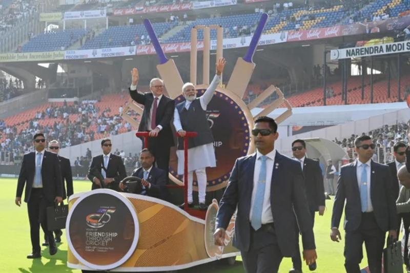 Narendra Modi (sağda), mart ayında Hindistan ile Avustralya arasında yapılacak 4. Test öncesinde Avustralya Başbakanı Anthony Albanese ile birlikte  Prakash Singh_Bl.jpg