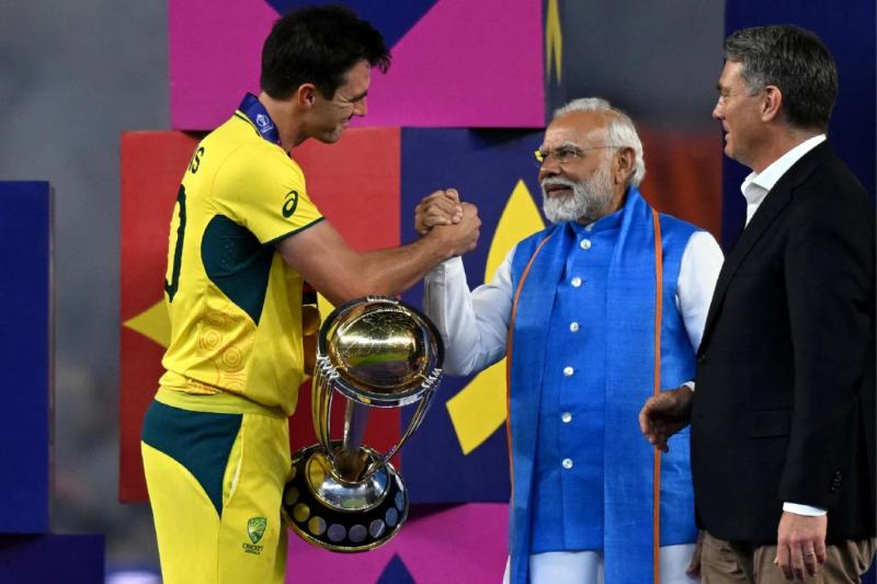 Avustralya kaptanı Pat Cummins (solda), kupayı Hindistan Başbakanı Narendra Modi (ortada) ve Avustralya Başbakan Yardımcısı ve Savunma Bakanı Richard Marles’ın elind.jpg