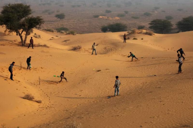 Hindistan'ın kriket sevgisi_ Jodhpur, Rajasthan'ın çöl kumlarında geçen bir oyun Trente Parke_MAgnum.jpg