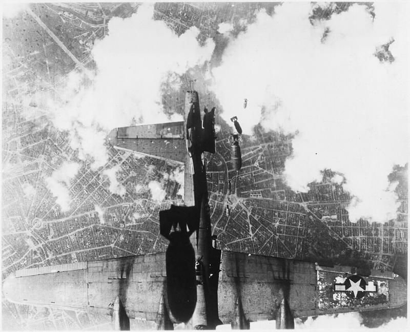 İkinci Dünya Savaşı sırasında askeri uçaklar.jpg