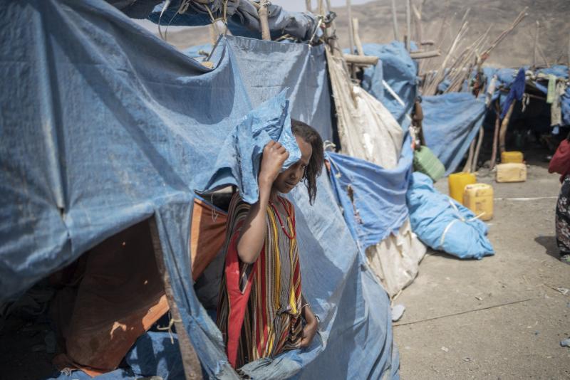 Binlerce kişi şiddetten kaçmak için Tigray bölgesini terk etmek ve çadırlarda yaşamak zorunda kaldı.jpg