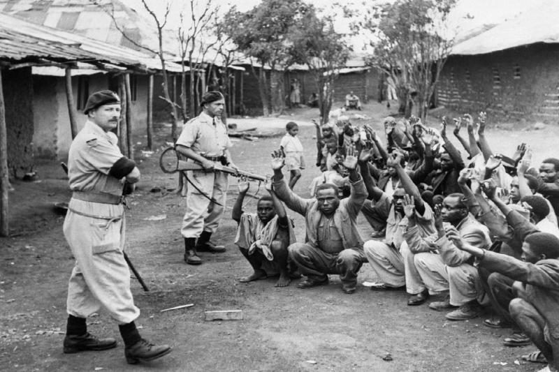 Mau Mau Ayaklanmasında İngiliz askerler ve köylüler, 1952.jpg