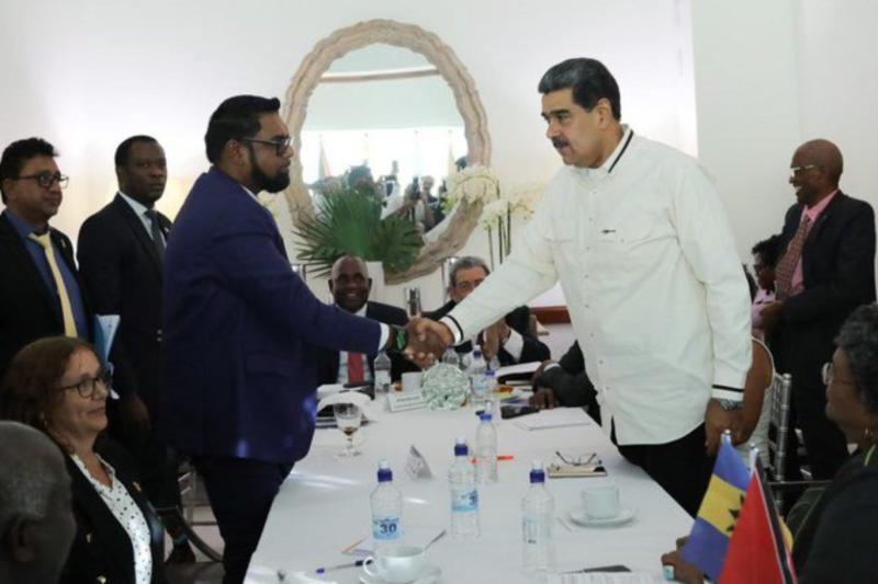 Venezuela Devlet Başkanı Nicolas Maduro ile Guyana Devlet Başkanı İrfaan Ali.jpg