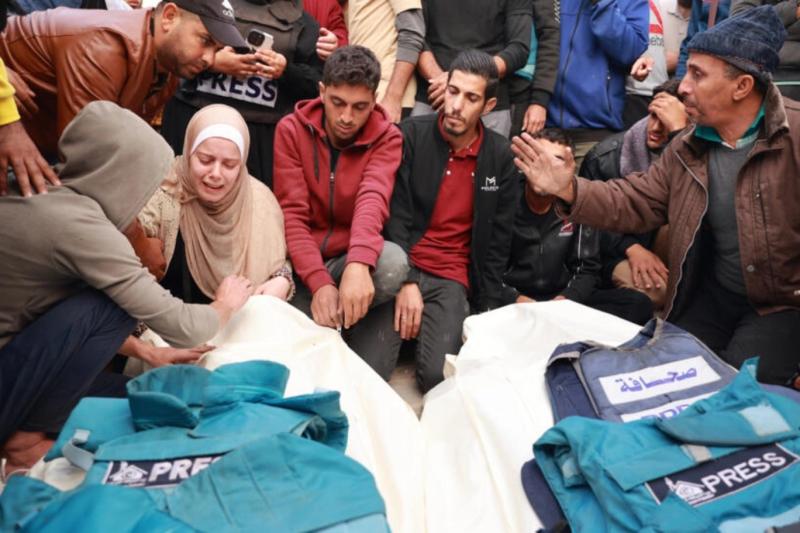 Gazeteci yakınlarının ölümü için yas tutanlar Fotograf Bashar Taleb-AFP.jpg