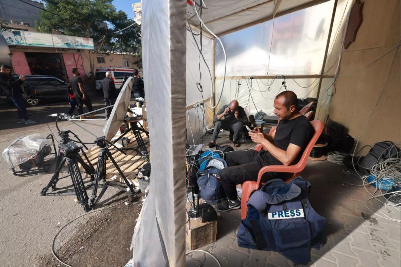 Gazeteciler Gazze'deki dulda bir yerde dinlenme anında Fotograf AFP.jpg