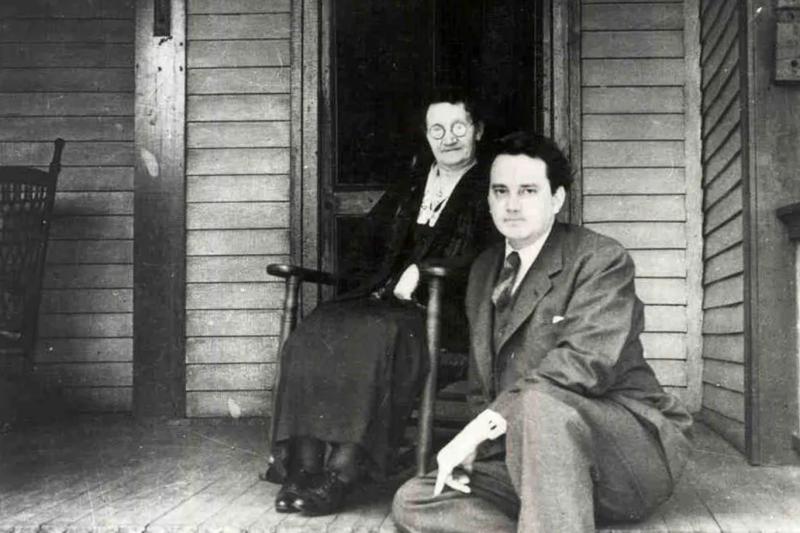 Thomas Wolfe ve annesi Julia, _Eski Kentucky Evi_nin ön kısmında poz veriyor.jpg
