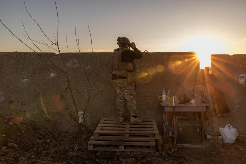 Dinyeper ırmağı kıyısında nöbet tutan bir Ukrayna askeri. Fotoğraf-AFP.jpg