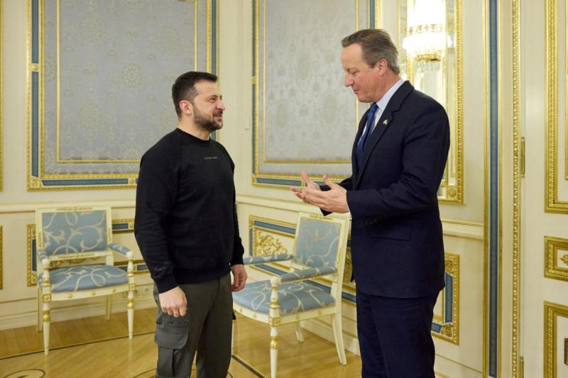 Zelensky ile İngiltere Dışişleri Bakanı David Cameron buluşması silah ve lojistik yardımı içindi. Fotoğraf-AFP.jpg