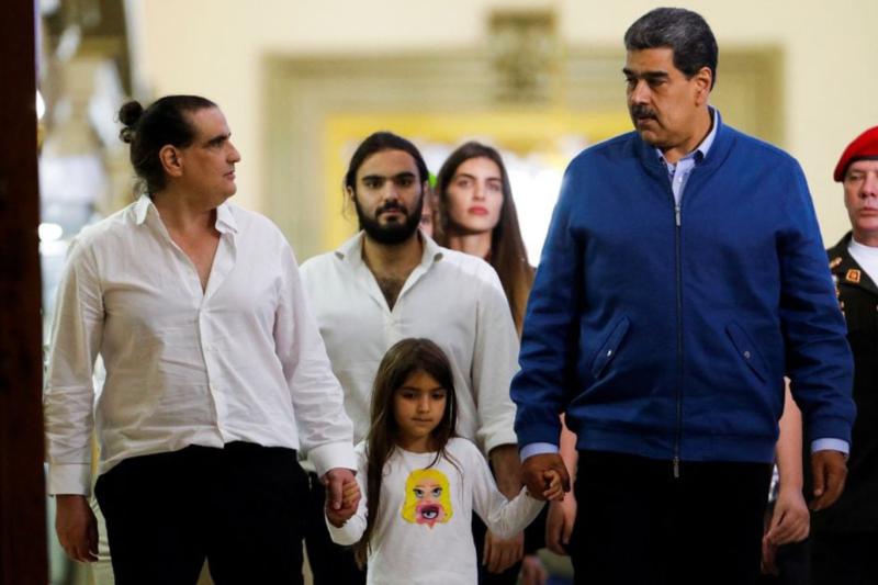 Alex Saab, ABD hükümeti tarafından esir takası kapsamında serbest bırakıldıktan sonra ailesi ve Venezuela Devlet Başkanı Nicolas Maduro'yla birlikte Reuters.jpg