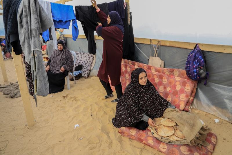 Tüm Gazze sakinleri gibi işitme engelliler de evlerinden sürüldü.jpg