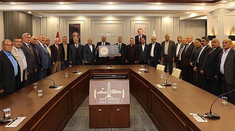Aşiret liderleri ve kanaat önderleri, Iğdır Valisi Vali Ercan Turan'a ziyaret etmişlerdi Güven gazetesi.jpg