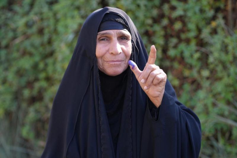Irak yerel seçiminde oy kullanan bir kadın. Rüşvet ve yolsuzlukla başa çıkılamıyor. Fotoğraf-AFP.jpg