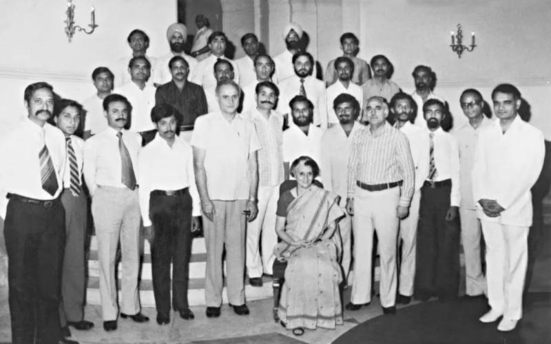 Baaşbakan Indira Gandhi, MAyıs 1983'te Yeni Delhi'de, Antarktika'ya düzenlenen ikinci başarılı Hindistan seferinin üyeleriyle birlikte Fotoğraf Hindu Arşivleri.jpg