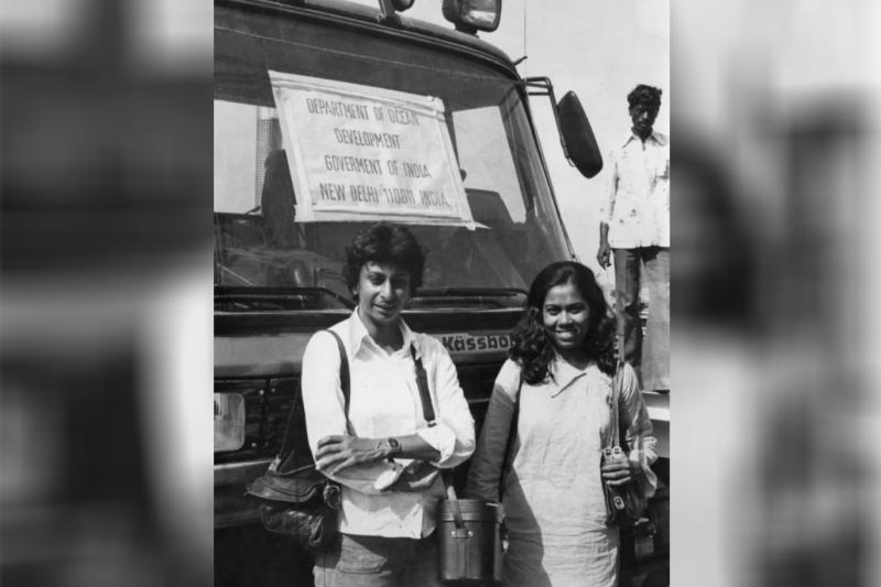 Dr. Aditi Pant (solda) ve Dr. Sudipta Sengupta, Aralık 1983'teki üçüncü ISEA sırasında Fotoğraf Hindu Arşivleri.jpg