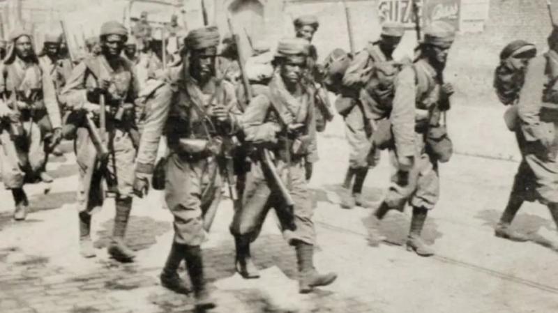 Fransa’nın Amiens sokaklarındaki Faslı askerler.jpg