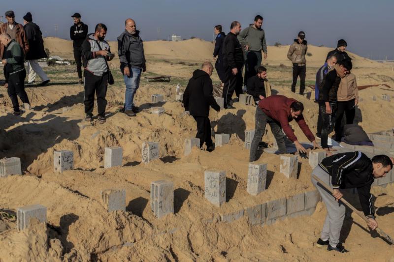 Filistinli sosyal medya hesaplarına göre İsrail ordusu kuzey Gazze'deki mezarlıkları yerle bir etti.jpg