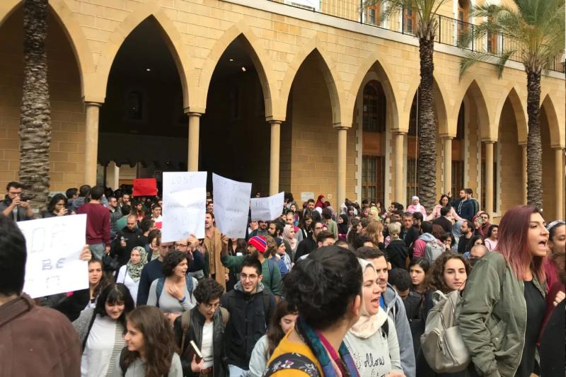 Beyrut Amerikan Üniversite öğrencileri, yönetimi protesto ediyor. 21 Kasım 2017.jpg
