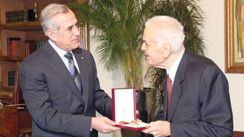 Lübnanlı fikir insanı Menh El Sulh, Başkan Mişel Süleyman'dan ödül alıyor, 2011.jpg