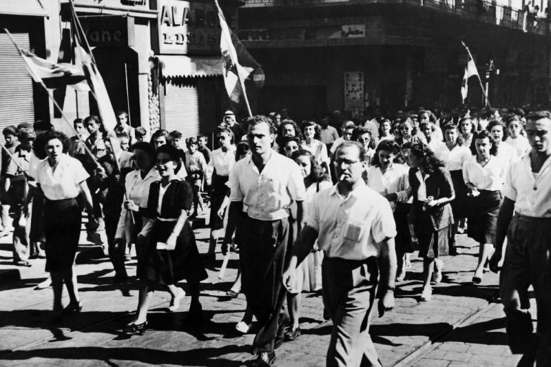 Lübnanlı  öğrenciler 1917 Balfour Vaadi'ne karşı protesto  yürüyüşünde. Beyrut, 14 Kasım 1945.jpg