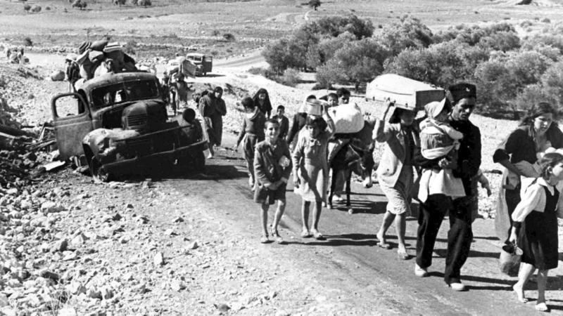 Yurdundan kaçıp komşu Lübnan topraklarını sığınmak üzere yola çıkan Filistinli bir grup. 9 Kasım 1948.jpg