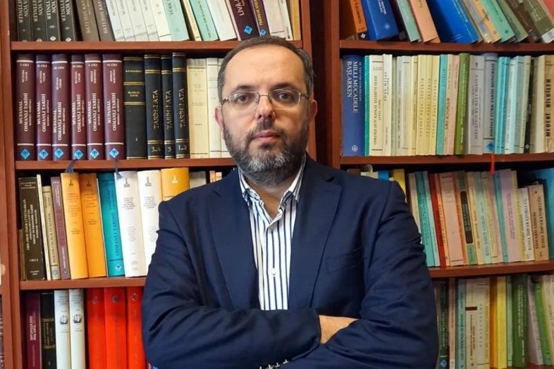 Prof. Dr. Erhan Afyoncu, hilafet bayrağı yoktur diyor_.jpg