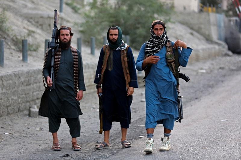 Afganistan-Pakistan sınırındaki Taliban üyeleri.jpg