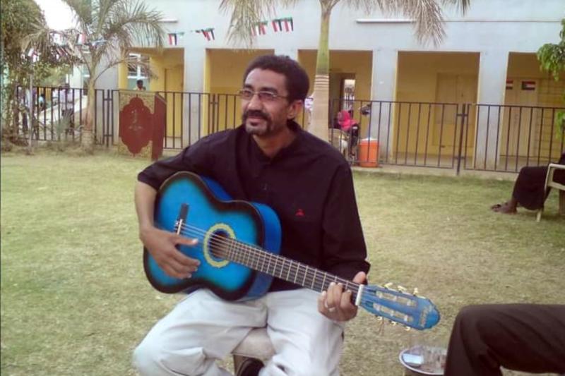 Müzisyen Halid es-Sanhouri, kan dolaşımındaki ciddi düşüş sonucu Omdurman’daki evinde hayatını kaybetti.jpg