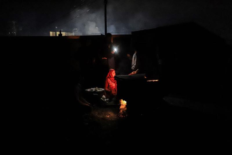 Gazze Şeridi'nin en güneyindeki Refah kentinde yerinden edilmiş insanlar çadır sıkıntısıyla karşı karşıya.jpg