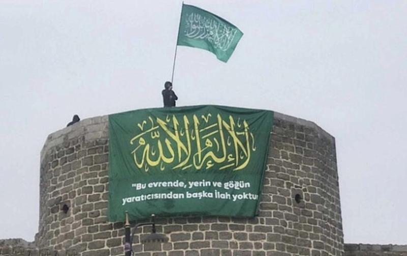 Diyarbakır surlarına asılmış Kelime-i Tevhid bayragı .jpg