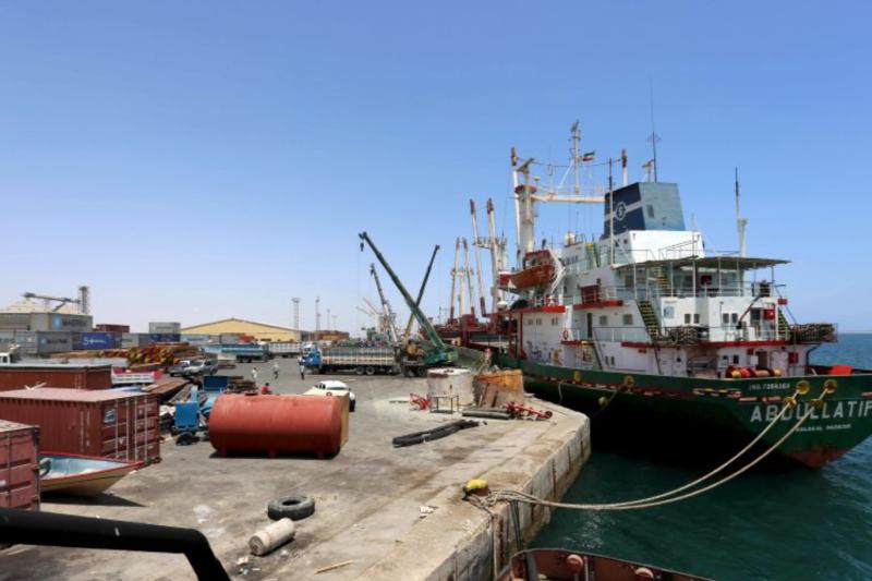 Somaliland'ın Etiyopya'ya kiralamayı kabul ettiği bir liman olan Berbera'ya bir gemi yanaştı _ Fotoğraf_ Feisal Omar_Reuters.jpg