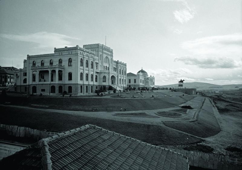 (Solda) Türk Ocağı binası (Resim Heykel Müzesi) ve Etnografya Müzesi