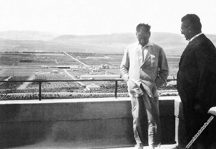1929_07_14-Gazi Orman Çiftliğinde Marmara Köşkü'nün balkonunda_(14_07_1929)_ 1a (2)(1).png