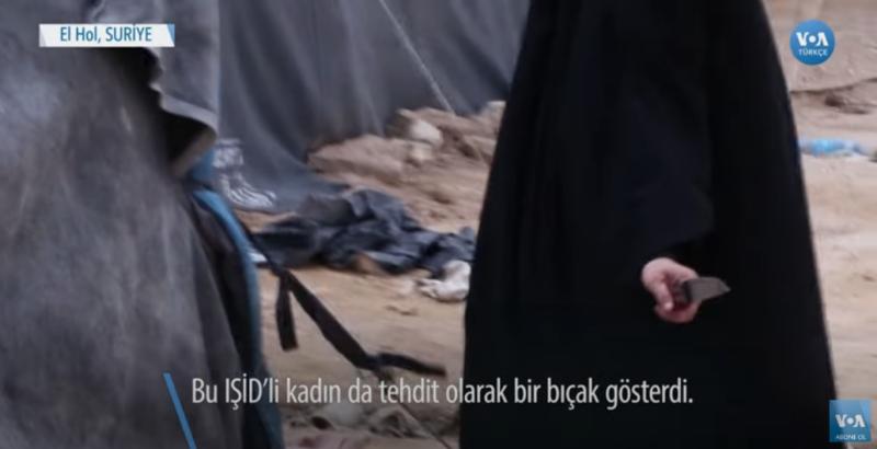 Kampta IŞİD'li kadını çekim yapılmasını önlemek için bıçakla tehdit ediyor.jpg