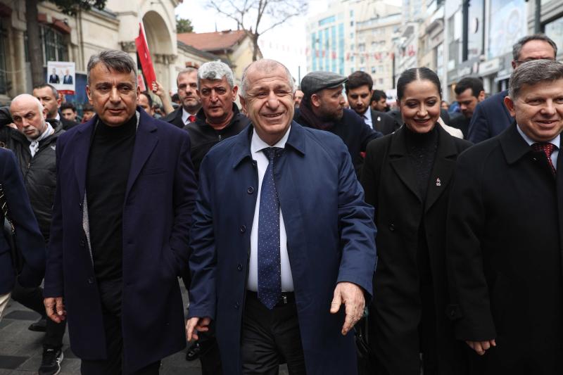AA-20240210-33670057-33670052-ZAFER_PARTISI_GENEL_BASKANI_UMIT_OZDAG_ISTIKLAL_CADDESINDE_VATANDASLARLA_BIR_ARAYA_GELDI.jpg