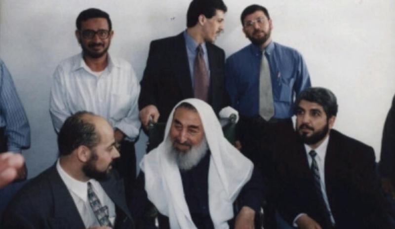Hamas'ın ruhani lideri Ahmed Yasin (ortada), Musa Ebu Marzuk (solda) ve Halid Miş'al (sağda) .jpg