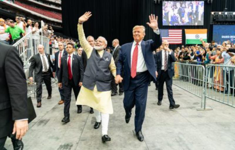 Hindistan Başbakanı Modi ile eski ABD Başkanı Donald Trump, Houston'daki Merhaba, Modi etkinliğinde.jpg