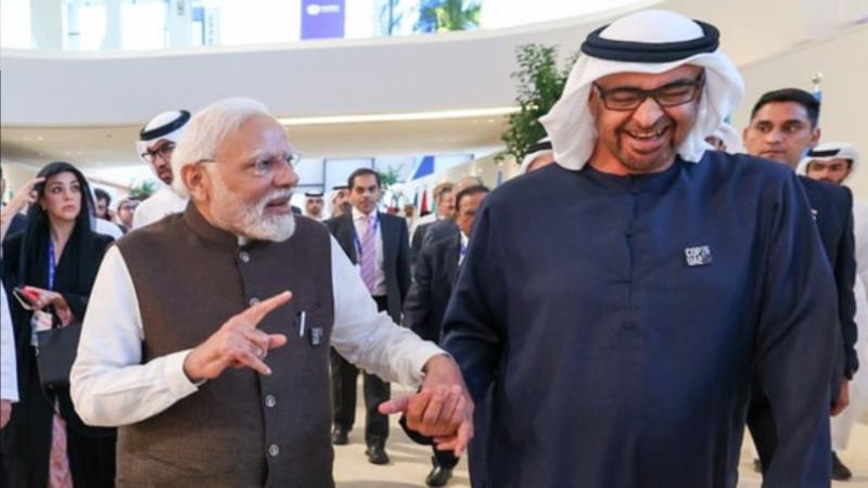 Başbakan Narendra Modi, BAE Başkanı Muhammed bin Zayed Al Nahyan ile birlikte.jpg