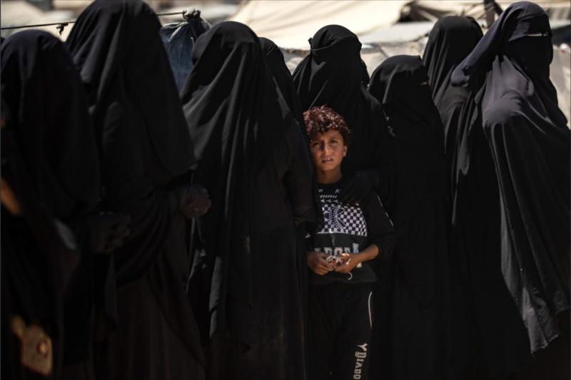 IŞİD'li kadınlar arasında bir erkek çocuk. Fotoğraf-rûdaw.net_.jpg