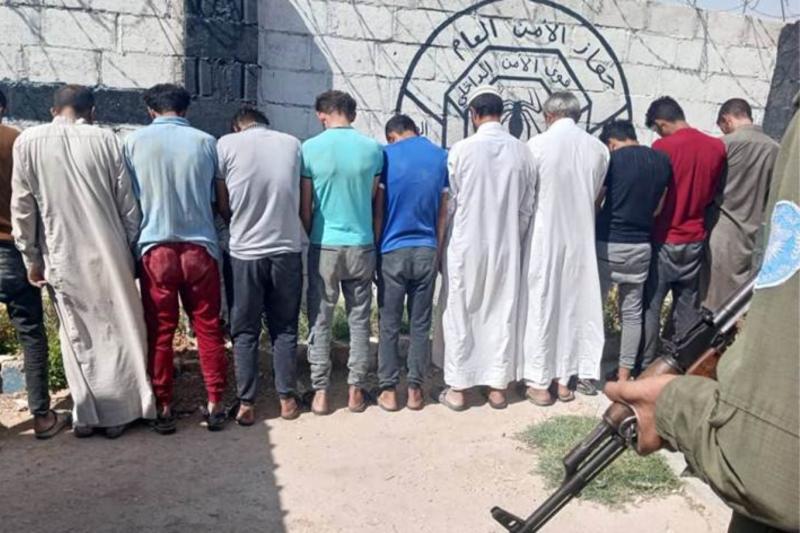 Kamptaki arama operasyonunda yakalanan IŞİD'li erkekler. Kaynak-rûdaw.net_.jpg