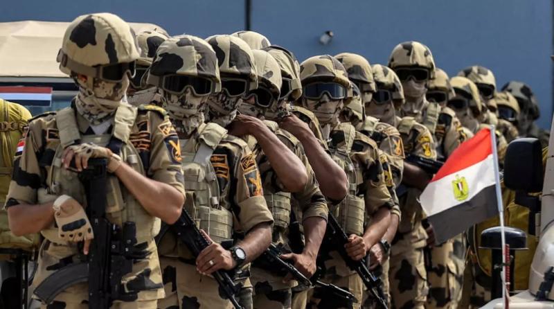 Mısır ordusunun özel kuvvet askerleri, 20 Ekim 2023'te Kuzey Sina eyaletinin doğusunda Gazze Şeridi ile Refah sınır kapısının Mısır tarafındaki kapısı yakınında konuşlanıyor AFP.jpg